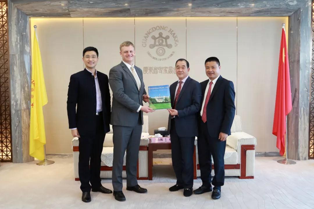 王山姆先生代表美国驻广州总领事馆向商会赠送纪念品△轮值会长蔡传健