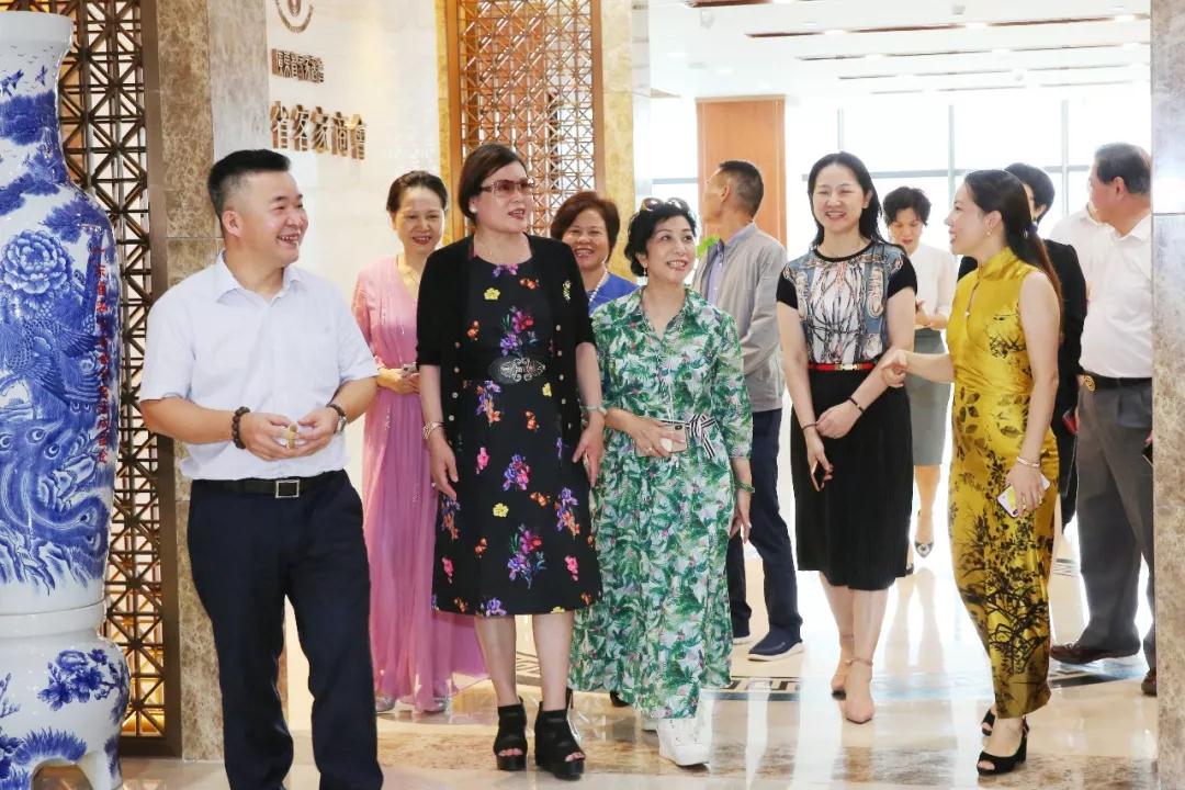 一行莅临广东省客家商会(下称"我商会")参观交流,我商会会长温纯青