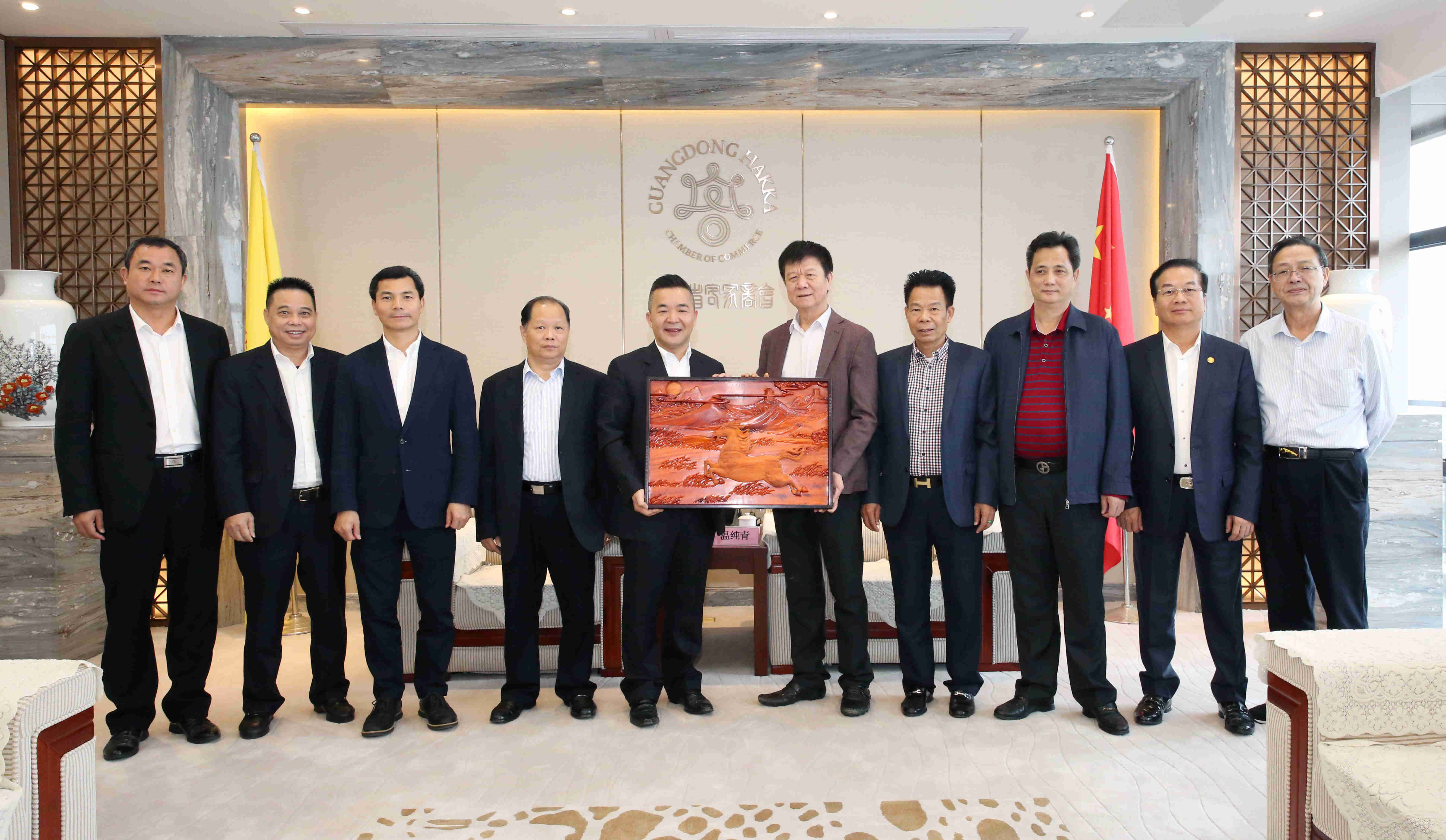广东省客家商会温纯青会长热情接待广东省五华商会卓定华会长一行