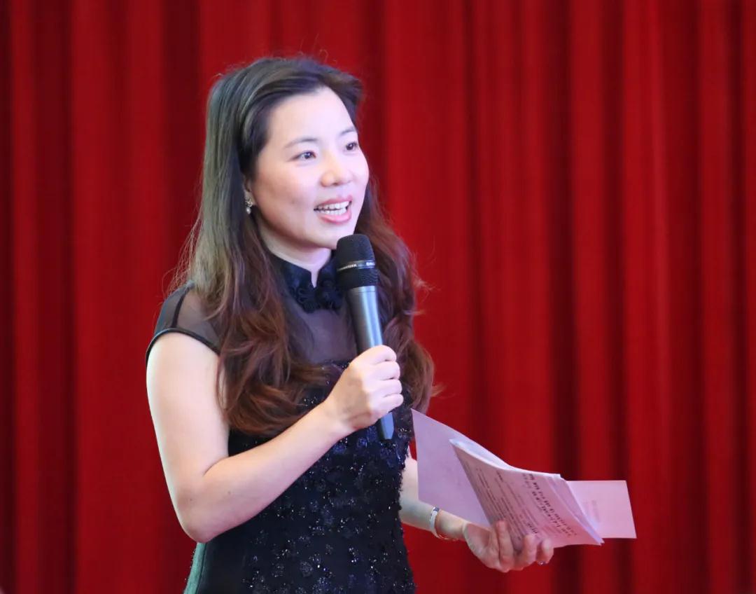 广东省客家商会秘书长温智雅主持会议